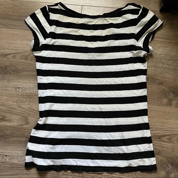 [🔥2 for $30 🔥] Club Monaco Black & White Striped V-Neck Tee. Women’s size S. - Picture 8 of 8